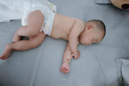 成都试管代怀几个月宝宝会抬头